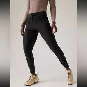 Like new Athleta 6 Headlands Hybrid Trek Mid Rise Jogger Pants Black